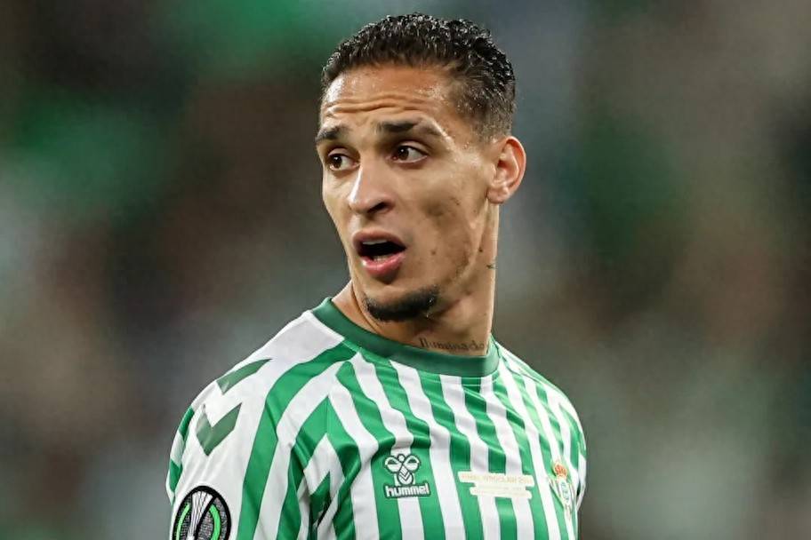 安东尼留守西甲遇阻，高额转会费成难题，法布雷加斯伸出援手